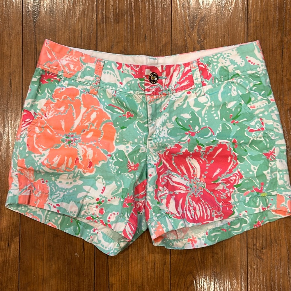 Lilly Pulitzer, size 2, the Callahan short
5 inch inseam